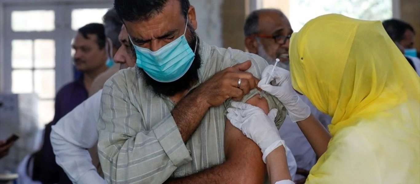 Αυτό είναι «δημοκρατία»: Στο Πακιστάν κόβουν το τηλέφωνο σε όσους αρνούνται να εμβολιαστούν